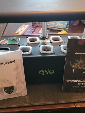 QYO Hydroponic Indoor Garden - Black/Green